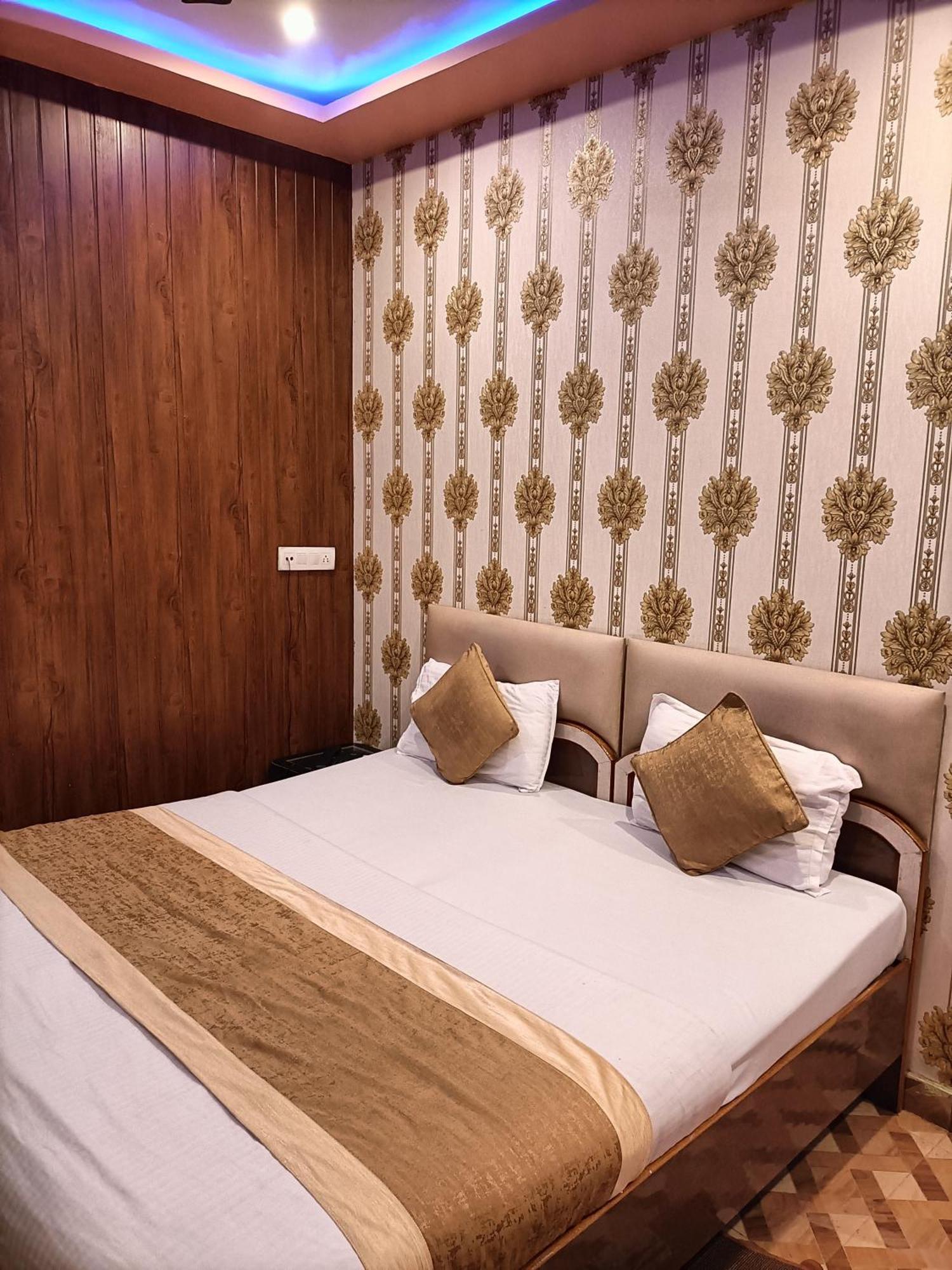 Hotel Picasso Varanasi Prime Location Exteriör bild